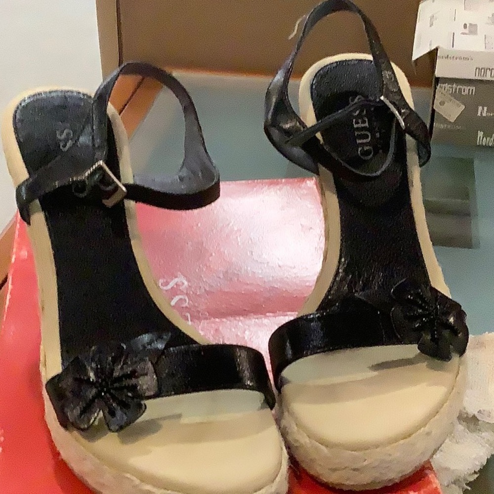 BRSND NEW GUESS SANDALS